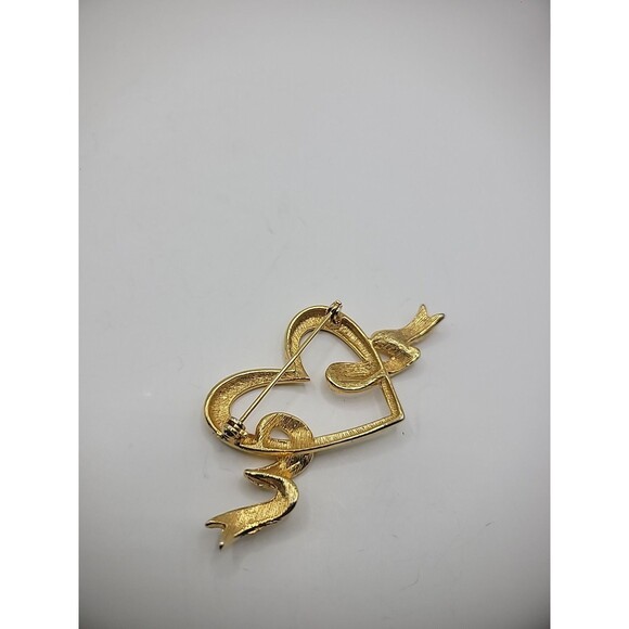 Vintage Brooch Pin Heart Ribbon Ribbed Gold Tone Jewelry Costume - Picture 9 of 11